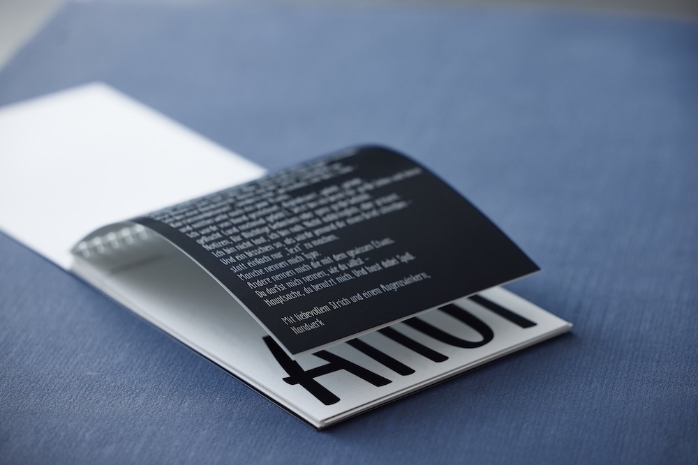 ein ausschnitt aus dem 'tegernserif' specimen, der die schrift im fließtext zeigt, weißer text auf schwarzer seite