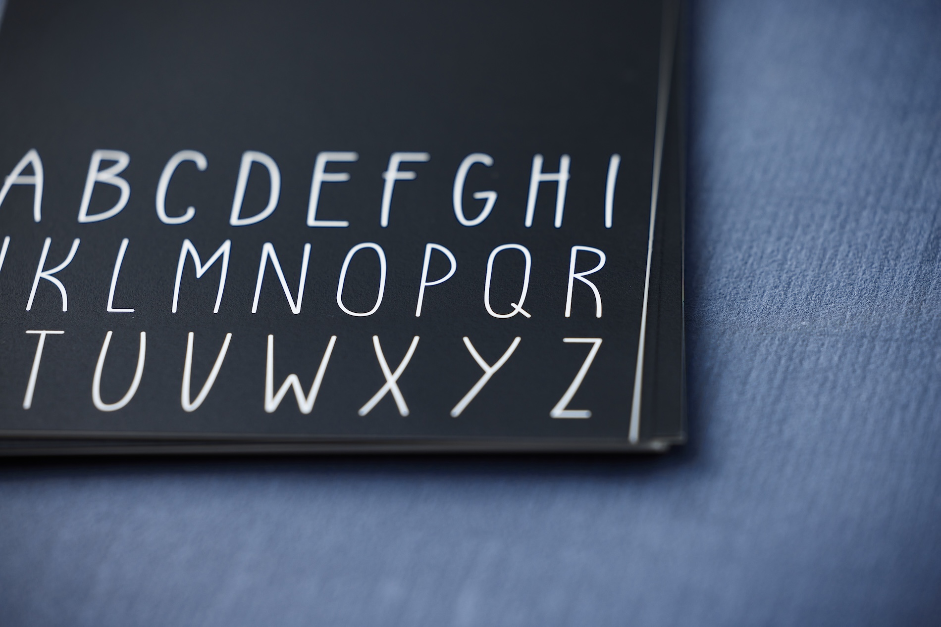 alle Großbuchstaben im schriftschnitt thin, weiße schrift auf schwarzem hintergrund