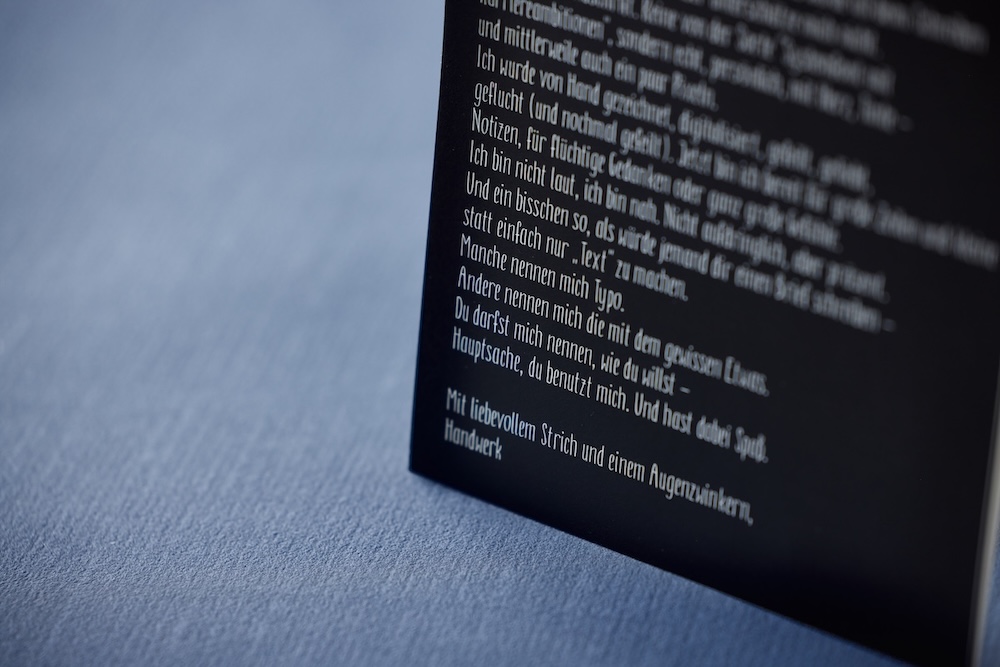 nahaufnahme fließtext, weiße schrift auf schwarzem hintergrund