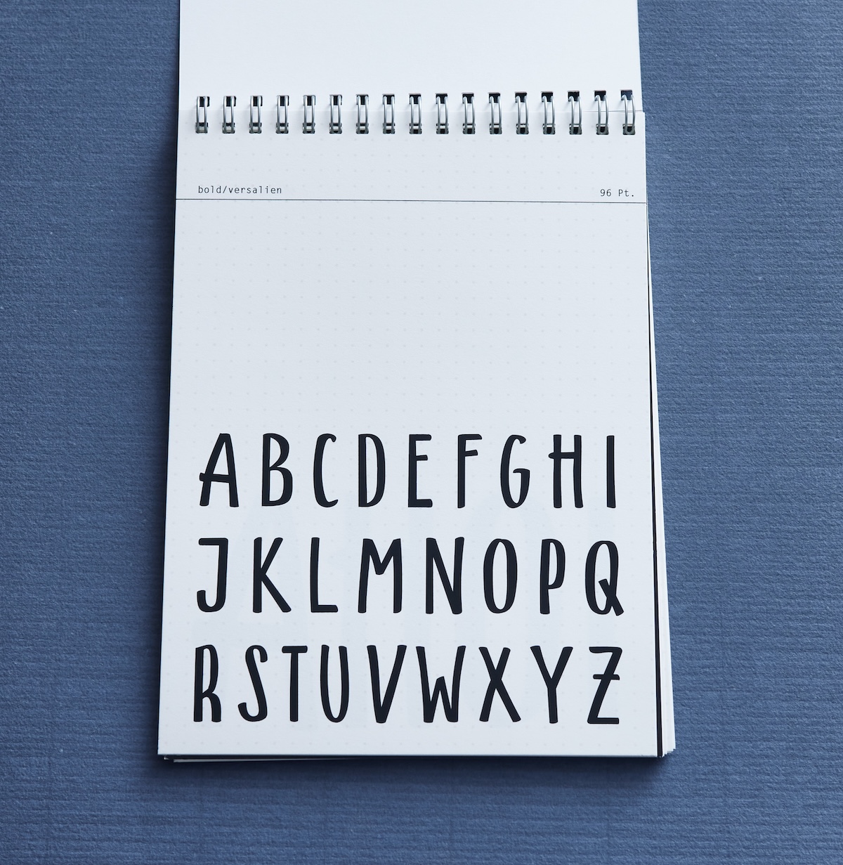 Seite des magazins, wwelche die Großbuchstaben des Bold schriftschnitts A-Z zeigt