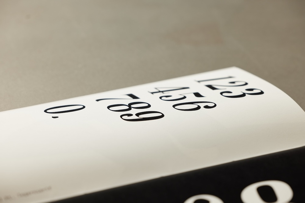 zahlen 0-9, aus tegernserif specimem, weiße seite mit schwarzer schrift