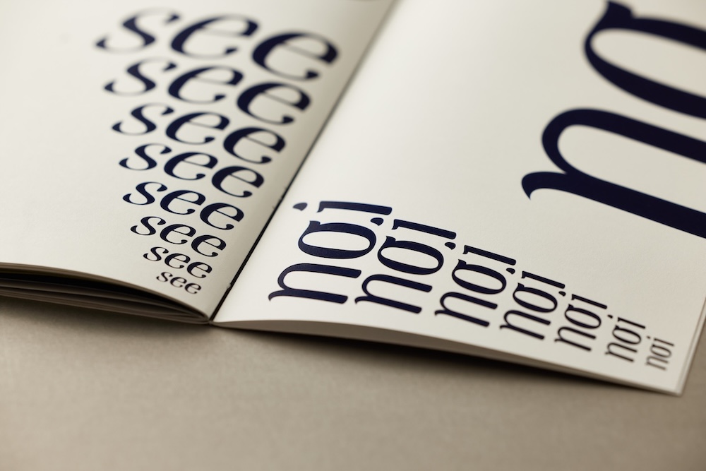 aufgeschlagenes specimen, seite mit wortversuchen der schrift, man sieht die worte 'see' und 'noi'