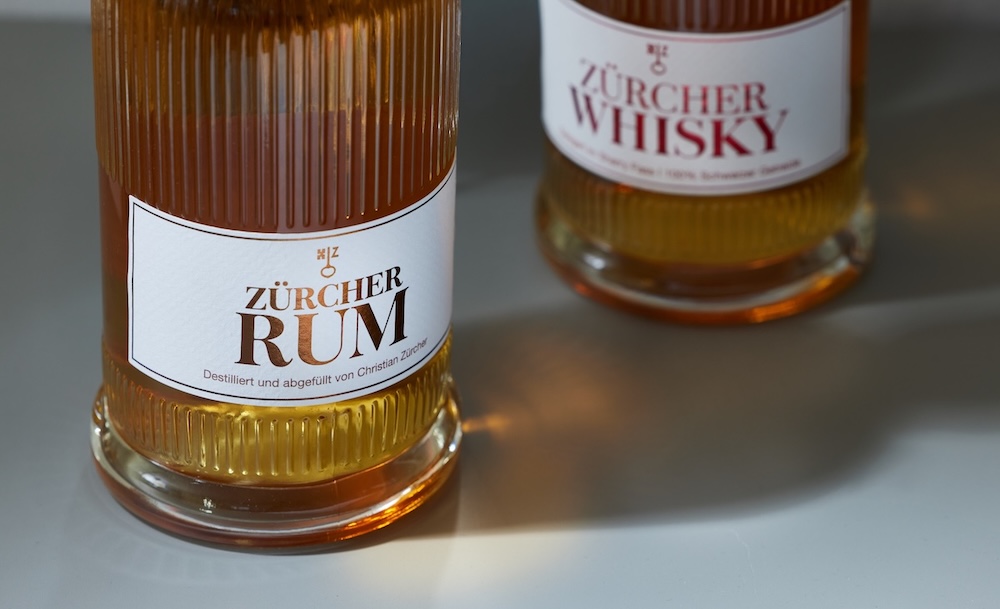 detailaufnahme, rumettiket,  braune metalic veredelung ettikett: serifenschrift: 'zürcher whisky' in braun veredelt, logo in der selben farbe darüber (schlüssel mit Z verbunden) 